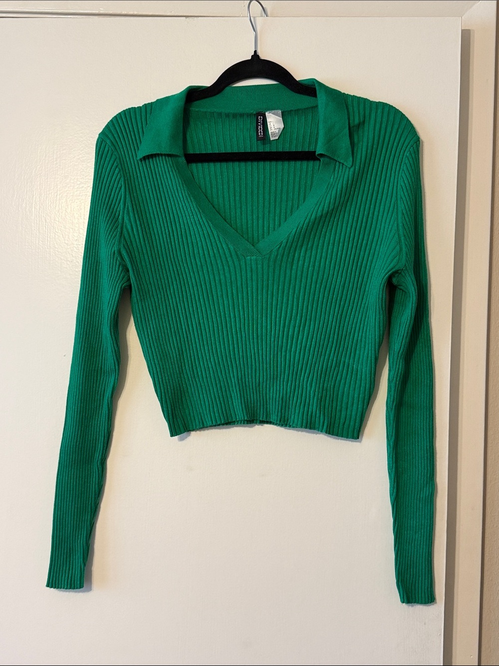 Divided Ribbed V-Neck Collared Crop Top in Green
